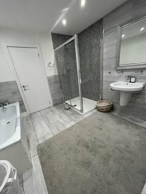Modern, Spacious And Central Location Абердер Экстерьер фото