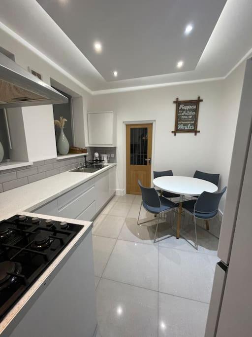 Modern, Spacious And Central Location Абердер Экстерьер фото